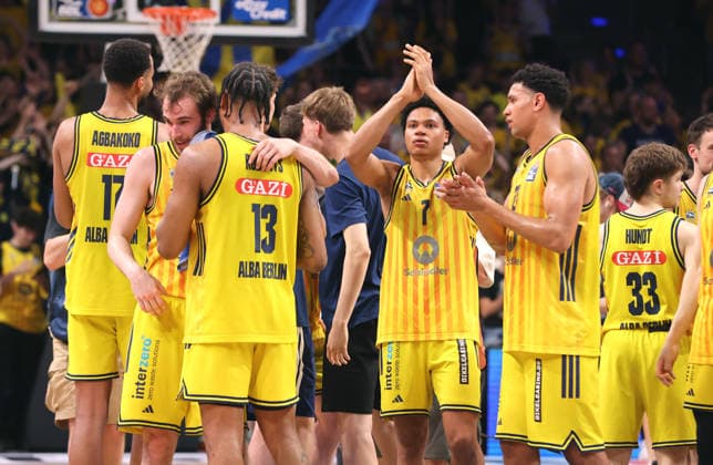 Norris Agbakoko, Malte Delow, J Wan Roberts, Jack Kayil, Michael Rataj, Bennet Hundt, Alba Mannschaft jubelt nach Spielende Freude Emotion Basketball BBL Bundesliga Herren Play Off Finale 4.Spiel Saison 2025 2026 19.06.2026 ALBA Berlin vs. Bayern München *** Norris Agbakoko, Malte Delow, J Wan Roberts, Jack Kayil, Michael Rataj, Bennet Hundt, ALBA team celebrates after the game—joy, emotion, sports, basketball, BBL, Bundesliga, men’s playoffs, Game 4 of the finals, 2025–2026 season, June 19, 2026, ALBA Berlin vs. Bayern Munich,detected_source_language