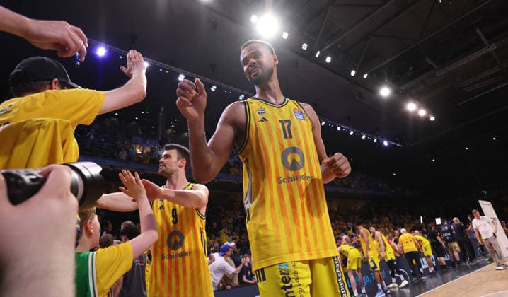 Jonas Mattisseck, Norris Agbakoko, Alba Mannschaft jubelt nach Spielende Freude Emotion Basketball BBL Bundesliga Herren Play Off Finale 4.Spiel Saison 2025 2026 19.06.2026 ALBA Berlin vs. Bayern München *** Jonas Mattisseck, Norris Agbakoko, ALBA team celebrates after the game; joy, emotion, sports, basketball, BBL, Bundesliga, mens playoffs, Game 4 of the finals, 2025–2026 season, June 19, 2026, ALBA Berlin vs. Bayern Munich,detected_source_language