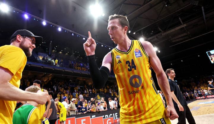 Justin Bean zeigt an: ein Spiel noch Freude Emotion Basketball BBL Bundesliga Herren Play Off Finale 4.Spiel Saison 2025 2026 19.06.2026 ALBA Berlin vs. Bayern München *** Justin Bean shows joy and excitement during a game