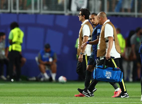Philadelphia, USA, 19th June 2026. Raphinha of Brazil leaves the pitch after picking up an injury during the Brazil vs Haiti FIFA World Cup, WM, Weltmeisterschaft, Fussball match at Lincoln Financial Field, Philadelphia. Picture credit should read: Paul Terry Sportimage EDITORIAL USE ONLY. No use with unauthorised audio, video, data, fixture lists, club league logos or live services. Online in-match use limited to 120 images, no video emulation. No use in betting, games or single club league player publications. SPI_048_PT_Brazil_Haiti SPI-4846-0048