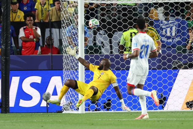 Johny Placide (L) of Haiti receices a goal during the FIFA World Cup, WM, Weltmeisterschaft, Fussball 2026 group stage C soccer match between Brazil and Haiti at Lincoln Financial Field stadium in Philadelphia, USA, 19 June 2026. FIFA World Cup 2026 - Group C - Brazil vs Haiti !ACHTUNG: NUR REDAKTIONELLE NUTZUNG!  Copyright: xSebastiaoxMoreirax GR6112 20260620-55020652348_1