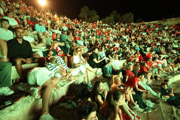 Football fans gather at ancient theater to watch Turkiye-Paraguay match ANTALYA, TURKIYE - JUNE 20: Football fans begin taking their seats at the 2,000-year-old Antiphellos Ancient Theatre to watch Turkiye s 2026 FIFA World Cup, WM, Weltmeisterschaft, Fussball match against Paraguay on a giant screen, in Kas district of Antalya, Turkiye, on June 20, 2026. Suleyman Elcin Anadolu Antalya Turkey. Editorial use only. Please get in touch for any other usage.  Copyright: x2026xAnadoluxSuleymanxElcinx