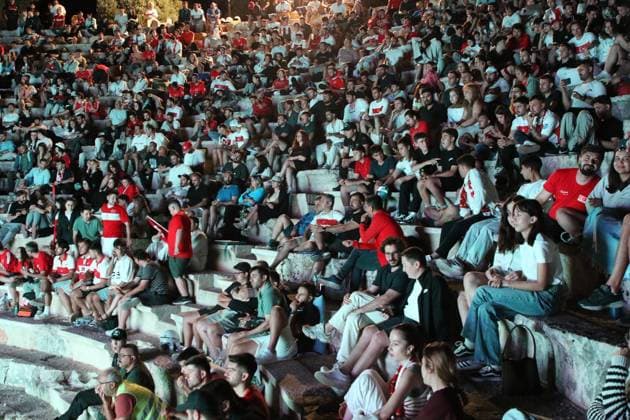 Football fans gather at ancient theater to watch Turkiye-Paraguay match ANTALYA, TURKIYE - JUNE 20: Football fans begin taking their seats at the 2,000-year-old Antiphellos Ancient Theatre to watch Turkiye s 2026 FIFA World Cup, WM, Weltmeisterschaft, Fussball match against Paraguay on a giant screen, in Kas district of Antalya, Turkiye, on June 20, 2026. Talip Demirci Anadolu Antalya Turkey. Editorial use only. Please get in touch for any other usage.  Copyright: x2026xAnadoluxTalipxDemircix