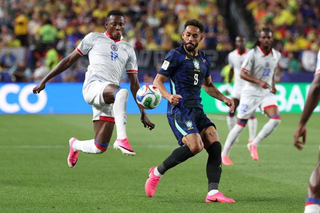 Matheus Cunha (R) of Brazil vies for the ball with Danley Jean Jacques of Haiti during the FIFA World Cup, WM, Weltmeisterschaft, Fussball 2026 group stage C soccer match between Brazil and Haiti at Lincoln Financial Field stadium in Philadelphia, USA, 19 June 2026. FIFA World Cup 2026 - Group C - Brazil vs Haiti !ACHTUNG: NUR REDAKTIONELLE NUTZUNG!  Copyright: xSebastiaoxMoreirax GR6130 20260620-55020652391_1