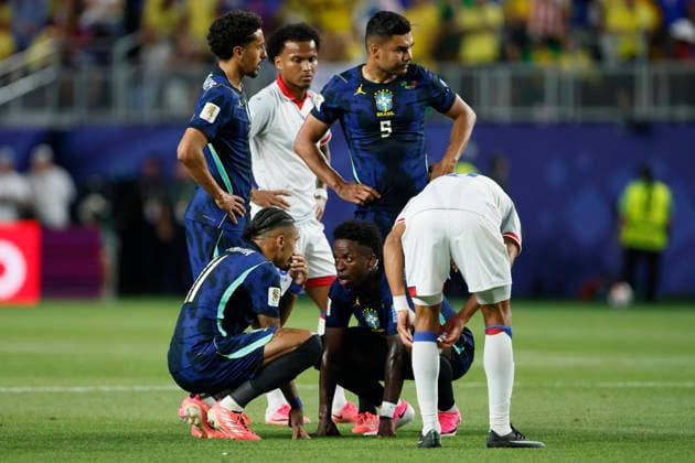 Brazil v Haiti: Group C - FIFA World Cup, WM, Weltmeisterschaft, Fussball 2026 Marquinhos and Casemiro of Brazil look on while Raphinha of Brazil talks to Vinicius Junior of Brazil during the FIFA World Cup 2026 Group C match between Brazil and Haiti at Philadelphia Stadium on June 19, 2026 in Philadelphia, United States. Philadelphia Philadelphia Stadium PA United States Copyright: xAllstarxPicturexLibraryxLtdx