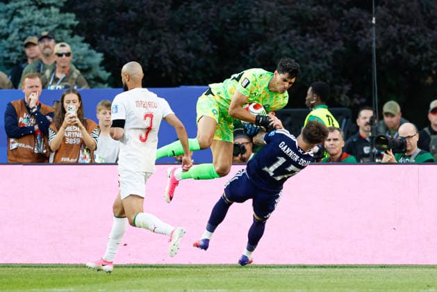 June 19, 2026; Foxborough, Massachusetts, USA; Morocco goalkeeper Yassine Bounou (1) lays out Scotland forward Ben Gannon-Doak (17) during a FIFA World Cup, WM, Weltmeisterschaft, Fussball 2026 Group C match between Scotland and Morocco at Boston Stadium. (c) CSM - ZUMAc04_ 20260619_zma_c04_079 Copyright: xBurtxGranofskyx