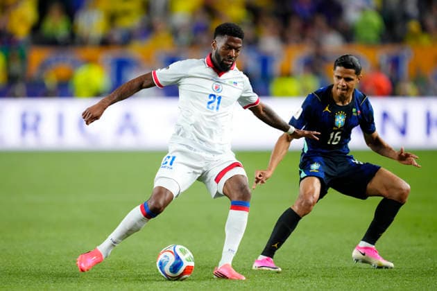Brazil v Haiti: Group C - FIFA World Cup, WM, Weltmeisterschaft, Fussball 2026 Josue Casimir of Haiti and Douglas Santos of Brazil compete for the ball during the FIFA World Cup 2026 Group C match between Brazil and Haiti at Philadelphia Stadium on June 19, 2026 in Philadelphia, Pennsylvania. Philadelphia PA United States  Copyright: xJosexBretonx originalFilename:bretonhernandez-brazilvh260619_npKA9.jpg
