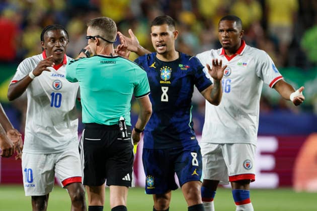 Brazil v Haiti: Group C - FIFA World Cup, WM, Weltmeisterschaft, Fussball 2026 Jean-Ricner Bellegarde of Haiti, Bruno Guimaraes of Brazil and Lenny Joseph of Haiti complain to Referee Alejandro Hernandez during the FIFA World Cup 2026 Group C match between Brazil and Haiti at Philadelphia Stadium on June 19, 2026 in Philadelphia, United States. Philadelphia Philadelphia Stadium PA United States Copyright: xAllstarxPicturexLibraryxLtdx
