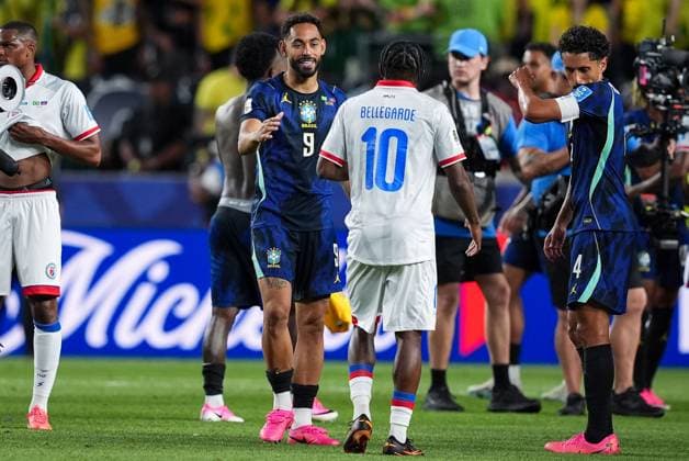 Matheus Cunha of Brazil and Jean-Ricner Bellegarde of Haiti embrace at full time Brazil v Haiti, 2026 FIFA World Cup, WM, Weltmeisterschaft, Fussball Group C, Football, Philadelphia Stadium, Philadelphia, Pennsylvania, USA - 19 Jun 2026Philadelphia Philadelphia Stadium Pennsylvania (PA) United States of America  Copyright: xIsmaelxAdnan Shutterstockx 16936842es