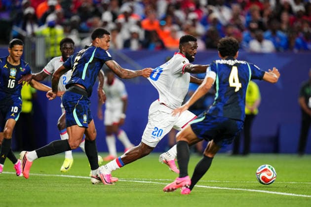 June 19, 2026, Philadelphia, Pennsylvania, USA: Haiti Forward FRANTZDY PIERROT (20) holds the jersey holds Brazil s LUCAS PAQUETA during the first half of a World Cup match at Philadelphia Stadium in Philadelphia. World Cup 2026: Group C: Brazil 3:0 Haiti  - ZUMAc04_ 20260619_zma_c04_121 Copyright: xKylexRoddenx