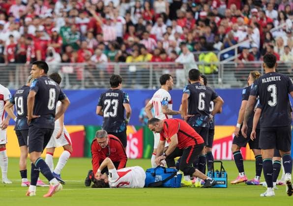 Turkiye v Paraguay - FIFA World Cup, WM, Weltmeisterschaft, Fussball 2026 - Group D SANTA CLARA, UNITED STATES - JUNE 19: Yunus Akgun of Turkiye lies on the ground after an injury during the 2026 FIFA World Cup First Stage Group D match between Turkiye and Paraguay at the San Francisco Bay Area Stadium (Levi’s Stadium) in Santa Clara, California, United States on June 19, 2026. Tayfun Coskun Anadolu California United States. Editorial use only. Please get in touch for any other usage.  Copyright: x2026xAnadoluxTayfunxCoskunx