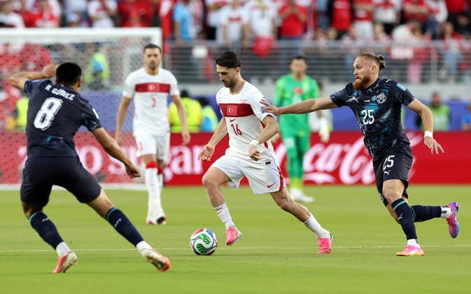 FIFA World Cup, WM, Weltmeisterschaft, Fussball 2026 - Group D - Turkey vs Paraguay Ismail Yuksek (C) of Turkey in action against Isidro Pitta of Paraguay during the FIFA World Cup 2026 group stage match Turkey against Paraguay, in San Francisco, USA, 19 June 2026. SAN FRANCISCO United States  Copyright: xBENJAMINxFANJOYx