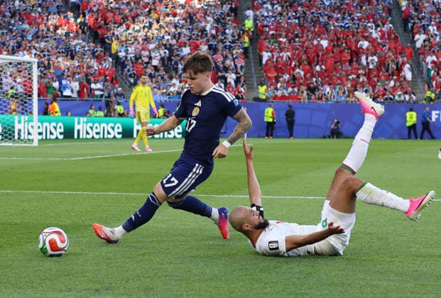 June 19, 2026, Foxborough, Massachusetts, USA: Morocco defender Noussair Mazraoui (3) falls after battling for there ball with Scotland midfielder Ben Gannon-Doak (17) during the June 19th FIFA World Cup, WM, Weltmeisterschaft, Fussball 2026 matchup between Scotland and Morocco at Gillette Stadium in Foxborough, Massachusetts. Foxborough USA - ZUMAs325 20260619_zsp_s325_174 Copyright: xJessxStilesx