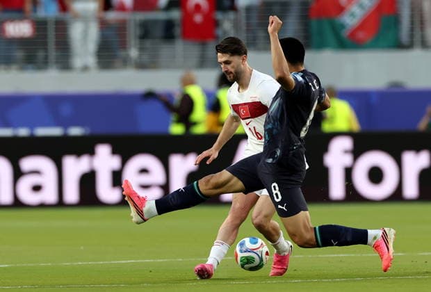 FIFA World Cup, WM, Weltmeisterschaft, Fussball 2026 - Group D - Turkey vs Paraguay Ismail Yuksek (L) of Turkey in action against Diego Gomez of Paraguay during the FIFA World Cup 2026 group stage match Turkey against Paraguay, in San Francisco, USA, 19 June 2026. SAN FRANCISCO United States  Copyright: xBENJAMINxFANJOYx