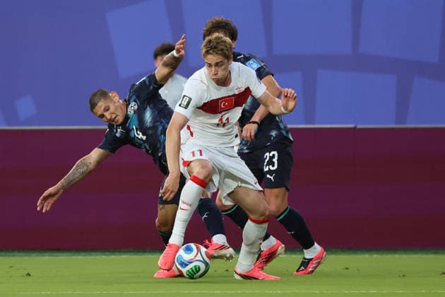 Kenan Yildiz (C) of Turkey vies for the ball with Matias Galarza of Paraguay during the FIFA World Cup, WM, Weltmeisterschaft, Fussball 2026 group D match between Turkey and Paraguay at the Levi s stadium in Santa Clara, United States, 19 June 2026. FIFA World Cup 2026 - Group D - Turkey vs. Paraguay !ACHTUNG: NUR REDAKTIONELLE NUTZUNG!  Copyright: xMiguelxGutiérrezx GR6202 20260620-55020652688_1