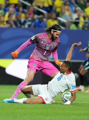 (260620) -- PHILADELPHIA, June 20, 2026 -- Alisson (L), goalkeeper of Brazil, vies with Wilson Isidor of Haiti during the group C match between Brazil and Haiti at the 2026 FIFA World Cup, WM, Weltmeisterschaft, Fussball at Philadelphia Stadium in Philadelphia, the United States, June 19, 2026. ) (SP)U.S.-PHILADELPHIA-FOOTBALL-FIFA WORLD CUP-GROUP C-BRA VS HTI LuixSiuxWai 