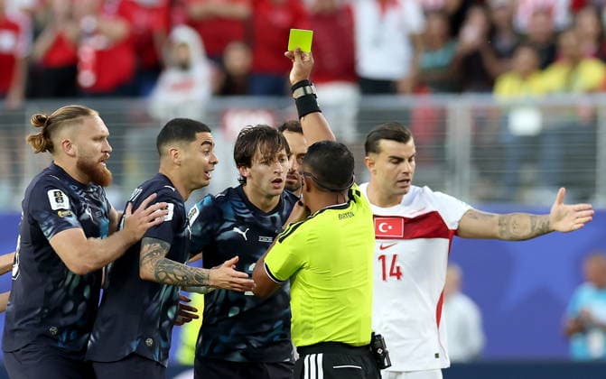 FIFA World Cup, WM, Weltmeisterschaft, Fussball 2026 - Group D - Turkey vs Paraguay Referee Ivan Arcides Barton Cisneros shows Matias Galarza (C) of Paraguay the yellow card during the FIFA World Cup 2026 group stage match Turkey against Paraguay, in San Francisco, USA, 19 June 2026. SAN FRANCISCO United States  Copyright: xBENJAMINxFANJOYx