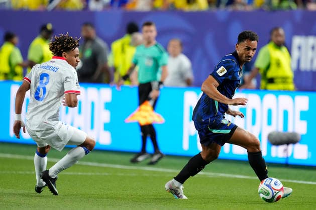 June 19, 2026, Philadelphia, Pennsylvania, United States: Danilo of Brazil controls the ball during the FIFA World Cup, WM, Weltmeisterschaft, Fussball 2026 Group C match between Brazil and Haiti at Philadelphia Stadium on June 19, 2026 in Philadelphia, Pennsylvania. Brazil V Haiti: Group C - FIFA World Cup 2026  - ZUMAa181 20260619_zaa_a181_030 Copyright: xJosexBretonx