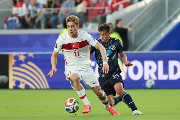 Kenan Yildiz (L) of Turkey vies for the ball with Andres Cubas of Paraguay during the FIFA World Cup, WM, Weltmeisterschaft, Fussball 2026 group D match between Turkey and Paraguay at the Levi s stadium in Santa Clara, United States, 19 June 2026. FIFA World Cup 2026 - Group D - Turkey vs. Paraguay !ACHTUNG: NUR REDAKTIONELLE NUTZUNG!  Copyright: xMiguelxGutiérrezx GR6210 20260620-55020652699_1