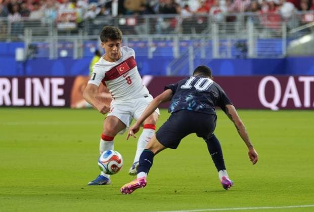 Turkiye v Paraguay - FIFA World Cup, WM, Weltmeisterschaft, Fussball 2026 - Group D SANTA CLARA, UNITED STATES - JUNE 19: Arda Guler (8) of Turkiye in action against Miguel Almiron of Paraguay during the 2026 FIFA World Cup First Stage Group D match between Turkiye and Paraguay at the San Francisco Bay Area Stadium (Levi’s Stadium) in Santa Clara, California, United States on June 19, 2026. Tayfun Coskun Anadolu California United States. Editorial use only. Please get in touch for any other usage.  Copyright: x2026xAnadoluxTayfunxCoskunx