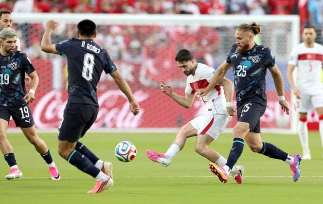 FIFA World Cup, WM, Weltmeisterschaft, Fussball 2026 - Group D - Turkey vs Paraguay Ismail Yuksek (C) of Turkey in action against Isidro Pitta (R) of Paraguay during the FIFA World Cup 2026 group stage match Turkey against Paraguay, in San Francisco, USA, 19 June 2026. SAN FRANCISCO United States  Copyright: xBENJAMINxFANJOYx