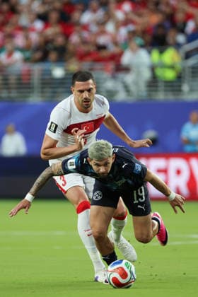 Merih Demiral (Back) of Turkey vies for the ball with Julio Enciso of Paraguay during the FIFA World Cup, WM, Weltmeisterschaft, Fussball 2026 group D match between Turkey and Paraguay at the Levi s stadium in Santa Clara, United States, 19 June 2026. FIFA World Cup 2026 - Group D - Turkey vs. Paraguay !ACHTUNG: NUR REDAKTIONELLE NUTZUNG!  Copyright: xMiguelxGutiérrezx GR6213 20260620-55020652710_1