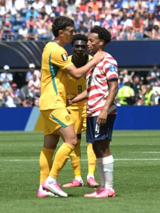 FIFA World Cup, WM, Weltmeisterschaft, Fussball 2026 United States Vs Australia held at the Seattle Stadium in Seattle, USA -19 Jun 2026 Tyler Adams (R) of United States men football team, Alessandro Circati (L) and Mohamed Touré (C) of Australia men football team seen in action during the FIFA World Cup 2026 first stage Group D match between USA and Australia held at the Seattle Stadium. Final score; USA 2:0 Australia. Seattle United States Copyright: xLuisxVeniegrax xSOPAxImagesx 20260619_FIFAWC26_LuisVeniegra7014