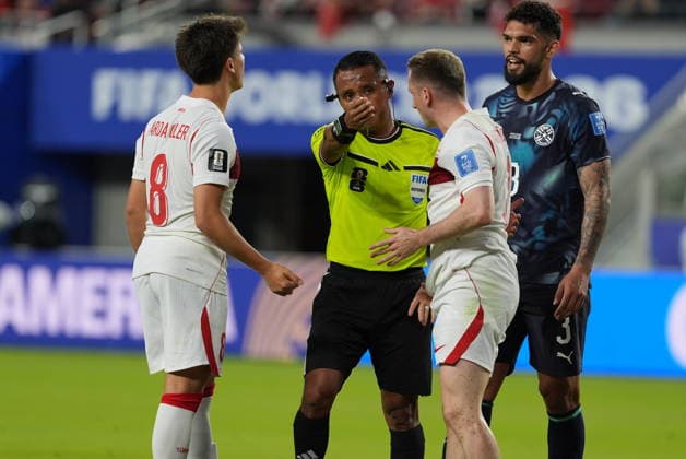 Turkiye v Paraguay - FIFA World Cup, WM, Weltmeisterschaft, Fussball 2026 - Group D SANTA CLARA, UNITED STATES - JUNE 19: Arda Guler (L) and Kerem Akturkoglu (7) of Turkiye talk to the referee Ivan Arcides during the 2026 FIFA World Cup First Stage Group D match between Turkiye and Paraguay at the San Francisco Bay Area Stadium (Levi’s Stadium) in Santa Clara, California, United States on June 19, 2026. Tayfun Coskun Anadolu California United States. Editorial use only. Please get in touch for any other usage.  Copyright: x2026xAnadoluxTayfunxCoskunx