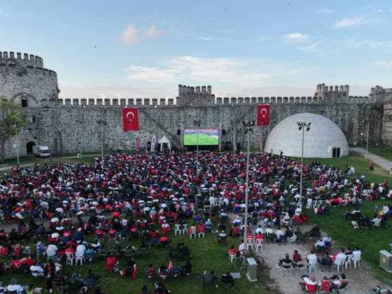 Fans gather at Yedikule Fortress to watch Turkiye-Paraguay World Cup match ISTANBUL, TURKIYE - JUNE 20: Football fans gather at the historic Yedikule Fortress in Fatih district of Istanbul, Turkiye, where a giant screen is set up for supporters to watch Turkiye’s 2026 FIFA World Cup, WM, Weltmeisterschaft, Fussball Group D match against Paraguay, on June 20, 2026. Saffet Azak Anadolu Istanbul Turkey. Editorial use only. Please get in touch for any other usage.  Copyright: x2026xAnadoluxSaffetxAzakx