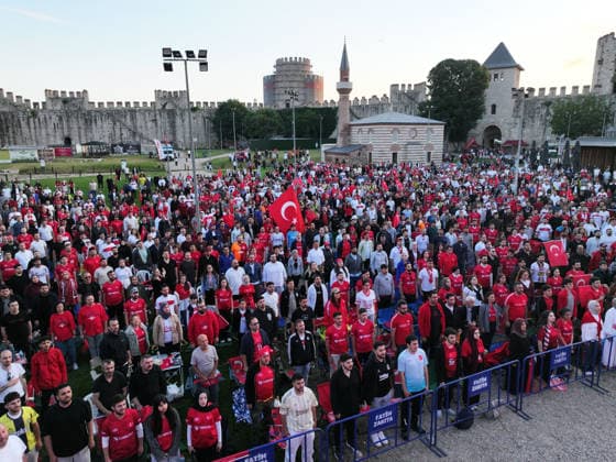 Fans gather at Yedikule Fortress to watch Turkiye-Paraguay World Cup match ISTANBUL, TURKIYE - JUNE 20: Football fans gather at the historic Yedikule Fortress in Fatih district of Istanbul, Turkiye, where a giant screen is set up for supporters to watch Turkiye’s 2026 FIFA World Cup, WM, Weltmeisterschaft, Fussball Group D match against Paraguay, on June 20, 2026. Saffet Azak Anadolu Istanbul Turkey. Editorial use only. Please get in touch for any other usage.  Copyright: x2026xAnadoluxSaffetxAzakx