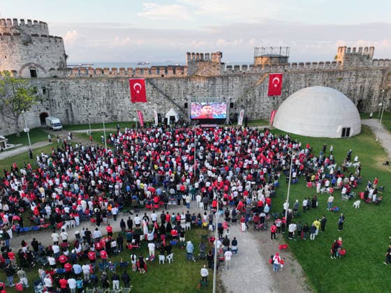 Fans gather at Yedikule Fortress to watch Turkiye-Paraguay World Cup match ISTANBUL, TURKIYE - JUNE 20: Football fans gather at the historic Yedikule Fortress in Fatih district of Istanbul, Turkiye, where a giant screen is set up for supporters to watch Turkiye’s 2026 FIFA World Cup, WM, Weltmeisterschaft, Fussball Group D match against Paraguay, on June 20, 2026. Saffet Azak Anadolu Istanbul Turkey. Editorial use only. Please get in touch for any other usage.  Copyright: x2026xAnadoluxSaffetxAzakx