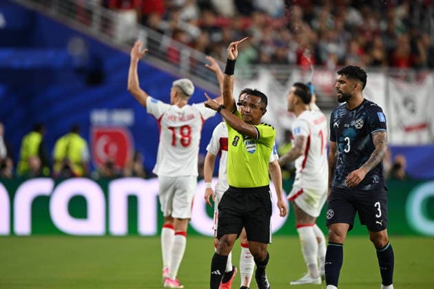 Turkiye v Paraguay - FIFA World Cup, WM, Weltmeisterschaft, Fussball 2026 - Group D SANTA CLARA, UNITED STATES - JUNE 19: Referee Ivan Arcides shows red card to Miguel Almiron for covering his mouth while talking to another player during the 2026 FIFA World Cup First Stage Group D match between Turkiye and Paraguay at the San Francisco Bay Area Stadium (Levi’s Stadium) in Santa Clara, California, United States on June 19, 2026. Tayfun Coskun Anadolu California United States. Editorial use only. Please get in touch for any other usage.  Copyright: x2026xAnadoluxTayfunxCoskunx