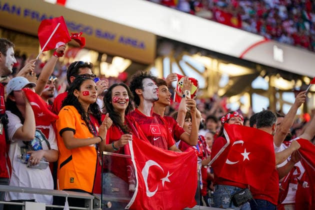USA: Fußball FIFA World Cup, WM, Weltmeisterschaft, Fussball 2026 Gruppenphase Gruppe D Türkei vs Paraguay Levi™s Stadium (Santa Clara, San Francisco Bay Area, Santa Clara County, Kalifornien): Türkei, türkische Fans, Fanblock, Supporter, Anhänger, türkische Flaggen, Nationalflagge, Gesichtsbemalung, Fanschminke, Jubel, Emotionen, Stimmung, Fankultur, Zuschauer, Tribüne, Smartphone, Selfie, junge Fans, Frauen, Männer, Stadion, Fußballfans, Nationalmannschaft, FIFA World Cup 2026, FIFA Fußball-Weltmeisterschaft 2026, Levi™s Stadium, Santa Clara, San Francisco Bay Area, Kalifornien, USA. *** USA Soccer FIFA World Cup 2026 Group Stage Group D Turkey vs. Paraguay Levi’s Stadium Santa Clara, San Francisco Bay Area, Santa Clara County, California Turkey, Turkish fans, fan section, supporters, Turkish flags, national flag, face paint, fan makeup, cheering, emotions, atmosphere, fan culture, spectators, stands, smartphone, selfie, young fans, women, men, stadium, soccer fans, national team, 2026 FIFA World Cup, 2026 FIFA World Cup, Levi’s Stadium, Santa Clara, San Francisco Bay Area, California, USA,detected_source_language Copyright: xJOERANxSTEINSIEKx