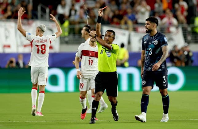 FIFA World Cup, WM, Weltmeisterschaft, Fussball 2026 - Group D - Turkey vs Paraguay Referee Ivan Arcides Barton Cisneros shows a red card to Miguel Almiron of Paraguay (not in picture) during the FIFA World Cup 2026 group stage match Turkey against Paraguay, in San Francisco, USA, 19 June 2026. SAN FRANCISCO United States  Copyright: xBENJAMINxFANJOYx