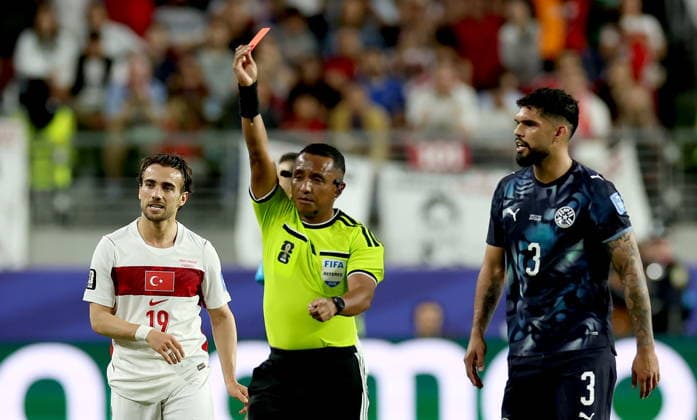 FIFA World Cup, WM, Weltmeisterschaft, Fussball 2026 - Group D - Turkey vs Paraguay Referee Ivan Arcides Barton Cisneros shows a red card to Miguel Almiron of Paraguay (not in picture) during the FIFA World Cup 2026 group stage match Turkey against Paraguay, in San Francisco, USA, 19 June 2026. SAN FRANCISCO United States  Copyright: xBENJAMINxFANJOYx