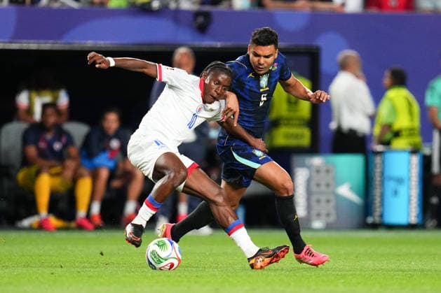 June 19, 2026: Haiti Midfielder Jean Ricner Bellegarde (10) and Brazil Midfielder Casemiro (5) battle for the ball during the second half of a World Cup Match at Philadelphia Stadium in Philadelphia, Pennsylvania. CSM Philadelphia United States of America - ZUMAc04_ 20260619_zma_c04_123 Copyright: xKylexRoddenx