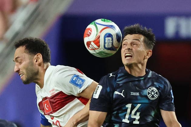 Hakan Calhanoglu (L) of Turkey vies for the ball with Andres Cubas of Paraguay during the FIFA World Cup, WM, Weltmeisterschaft, Fussball 2026 group D match between Turkey and Paraguay at the Levi s stadium in Santa Clara, United States, 19 June 2026. FIFA World Cup 2026 - Group D - Turkey vs. Paraguay !ACHTUNG: NUR REDAKTIONELLE NUTZUNG!  Copyright: xMiguelxGutiérrezx GR6222 20260620-55020652748_1