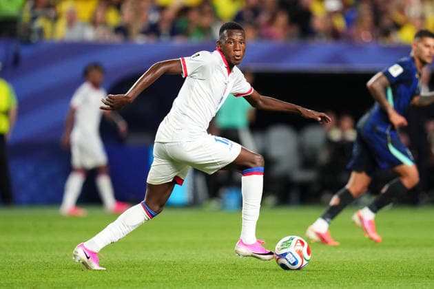 June 19, 2026: Haiti Midfielder Danley Jean Jacques (17) controls the ball during the second half of a World Cup Match against Brazil at Philadelphia Stadium in Philadelphia, Pennsylvania. CSM Philadelphia United States of America - ZUMAc04_ 20260619_zma_c04_132 Copyright: xKylexRoddenx
