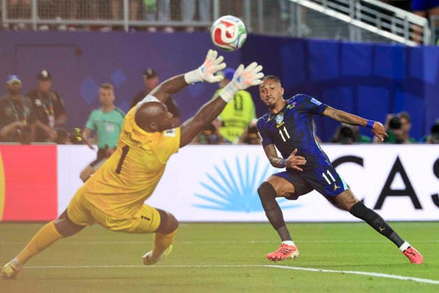 FIFA World Cup, WM, Weltmeisterschaft, Fussball 2026 - Group C - Brazil vs Haiti epaselect Brazil forward Raphinha (R) scores against Haiti goalkeeper Johnny Placide (L) during the FIFA World Cup 2026 group stage match between Haiti and Brazil at Lincoln Financial Field in Philadelphia, Pennsylvania, USA, 19 June 2026. The goal was disallowed because Raphinha was offside. PHILADELPHIA PENNSYLVANIA UNITED STATES  Copyright: xSHAWNxTHEWx