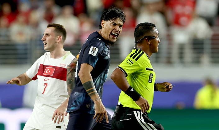 FIFA World Cup, WM, Weltmeisterschaft, Fussball 2026 - Group D - Turkey vs Paraguay Gustavo Gomez (C) of Paraguay talks to referee Ivan Arcides Barton Cisneros during the FIFA World Cup 2026 group stage match Turkey against Paraguay, in San Francisco, USA, 19 June 2026. SAN FRANCISCO United States  Copyright: xBENJAMINxFANJOYx