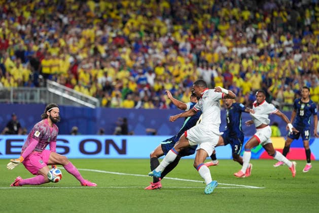 (260620) -- PHILADELPHIA, June 20, 2026 -- Wilson Isidor (front R) of Haiti shoots during the group C match between Brazil and Haiti at the 2026 FIFA World Cup, WM, Weltmeisterschaft, Fussball at Philadelphia Stadium in Philadelphia, the United States, June 19, 2026. ) (SP)U.S.-PHILADELPHIA-FOOTBALL-FIFA WORLD CUP-GROUP C-BRA VS HTI LuixSiuxWai 