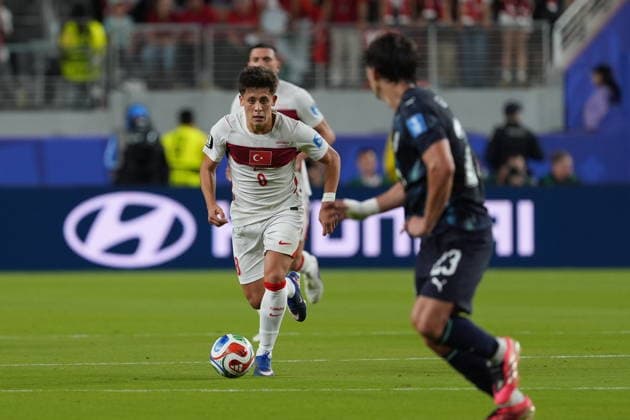 Turkiye v Paraguay - FIFA World Cup, WM, Weltmeisterschaft, Fussball 2026 - Group D SANTA CLARA, UNITED STATES - JUNE 19: Arda Guler of Turkiye in action against Galarza of Paraguay during the 2026 FIFA World Cup First Stage Group D match between Turkiye and Paraguay at the San Francisco Bay Area Stadium (Levi’s Stadium) in Santa Clara, California, United States on June 19, 2026. Tayfun Coskun Anadolu California United States. Editorial use only. Please get in touch for any other usage.  Copyright: x2026xAnadoluxTayfunxCoskunx