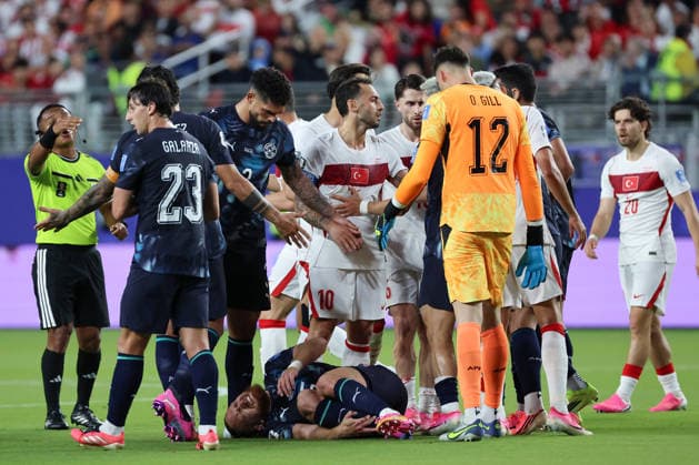 Isidro Pitta (Below) of Paraguay laments during the FIFA World Cup, WM, Weltmeisterschaft, Fussball 2026 group D match between Turkey and Paraguay at the Levi s stadium in Santa Clara, United States, 19 June 2026. FIFA World Cup 2026 - Group D - Turkey vs. Paraguay !ACHTUNG: NUR REDAKTIONELLE NUTZUNG!  Copyright: xMiguelxGutiérrezx GR6223 20260620-55020652759_1