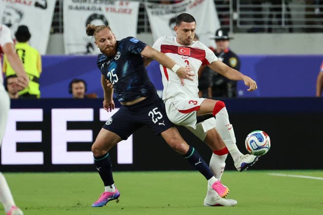 Merih Demira (R) of Turkey vies for the ball with Isidro Pitta of Paraguay during the FIFA World Cup, WM, Weltmeisterschaft, Fussball 2026 group D match between Turkey and Paraguay at the Levi s stadium in Santa Clara, United States, 19 June 2026. FIFA World Cup 2026 - Group D - Turkey vs. Paraguay !ACHTUNG: NUR REDAKTIONELLE NUTZUNG!  Copyright: xMiguelxGutiérrezx GR6220 20260620-55020652760_1