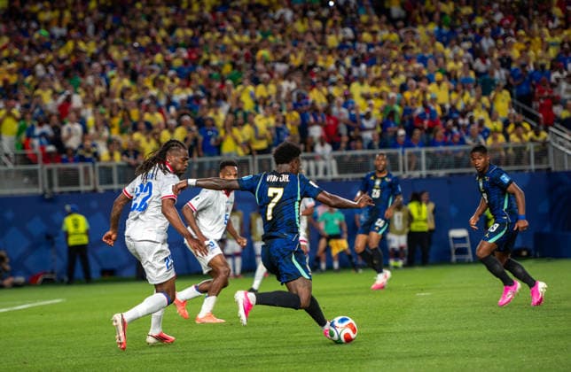 June 19, 2026, Philadelphia, Pennsylvania, United States: Brazil VINICIUS JUNIOR (7) in action during the group C World Cup match against Haiti HANNES DELCROIX (5) and JEAN-KEVIN DUVERNE (22) at Philadelphia Stadium World Cup 2026: Brazil 3 : )Haiti  - ZUMArf1_ 20260619_zaf_rf1_038 Copyright: xRickyxFitchettx