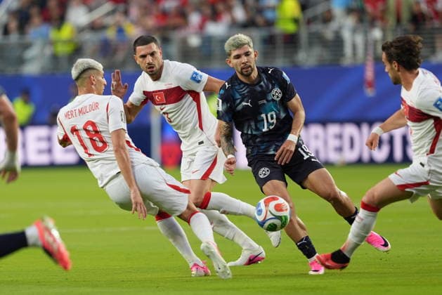 Turkiye v Paraguay - FIFA World Cup, WM, Weltmeisterschaft, Fussball 2026 - Group D SANTA CLARA, UNITED STATES - JUNE 19: Mert Muldur (18) of Turkiye in action against Julio Enciso of Paraguay during the 2026 FIFA World Cup First Stage Group D match between Turkiye and Paraguay at the San Francisco Bay Area Stadium (Levi’s Stadium) in Santa Clara, California, United States on June 19, 2026. Tayfun Coskun Anadolu California United States. Editorial use only. Please get in touch for any other usage.  Copyright: x2026xAnadoluxTayfunxCoskunx