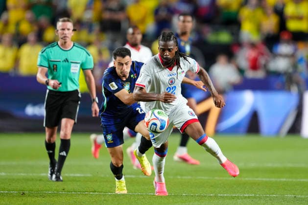 June 19, 2026, Philadelphia, Pennsylvania, United States: Jean-Kevin Duverne of Haiti and Gabriel Martinelli of Brazil compete for the ball during the FIFA World Cup, WM, Weltmeisterschaft, Fussball 2026 Group C match between Brazil and Haiti at Philadelphia Stadium on June 19, 2026 in Philadelphia, Pennsylvania. Brazil V Haiti: Group C - FIFA World Cup 2026  - ZUMAa181 20260619_zaa_a181_057 Copyright: xJosexBretonx