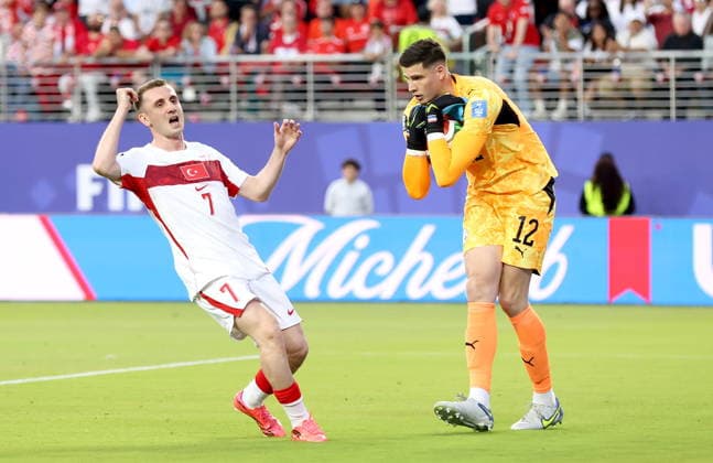 FIFA World Cup, WM, Weltmeisterschaft, Fussball 2026 - Group D - Turkey vs Paraguay Goalkeeper Orlando Gill of Paraguay holds on to the ball in front of Kerem Akturkoglu of Turkey during the FIFA World Cup 2026 group stage match Turkey against Paraguay, in San Francisco, USA, 19 June 2026. SAN FRANCISCO United States  Copyright: xBENJAMINxFANJOYx