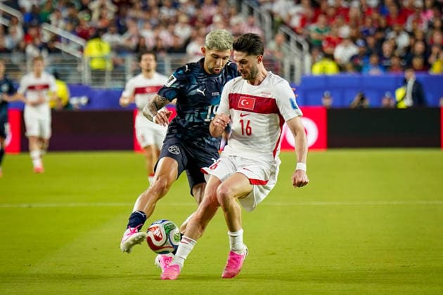 USA: Fußball FIFA World Cup, WM, Weltmeisterschaft, Fussball 2026 Gruppenphase Gruppe D Türkei vs Paraguay Levi™s Stadium (Santa Clara, San Francisco Bay Area, Santa Clara County, Kalifornien): Agustin Sandez Agustin Sandez (Paraguay, 19) Ä°rfan Can KAHVECÄ° Irfan Can KAHVECI (Turkey 16) *** USA Soccer 2026 FIFA World Cup Group Stage Group D Turkey vs. Paraguay Levi’s Stadium Santa Clara, San Francisco Bay Area, Santa Clara County, California Agustín Sández Agustín Sández Paraguay, 19 Irfan Can KAHVECI Irfan Can KAHVECI Turkey 16,detected_source_language Copyright: xJOERANxSTEINSIEKx