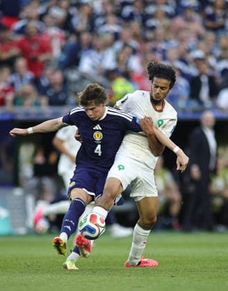 June 19, 2026, Foxborough, Massachusetts, USA: Scotland midfielder Scott McTominay (4) and Morocco midfielder Ayyoub Bouaddi (6) battle for the ball during the June 19th FIFA World Cup, WM, Weltmeisterschaft, Fussball 2026 matchup between Scotland and Morocco at Gillette Stadium in Foxborough, Massachusetts. Foxborough USA - ZUMAs325 20260619_zsp_s325_131 Copyright: xJessxStilesx